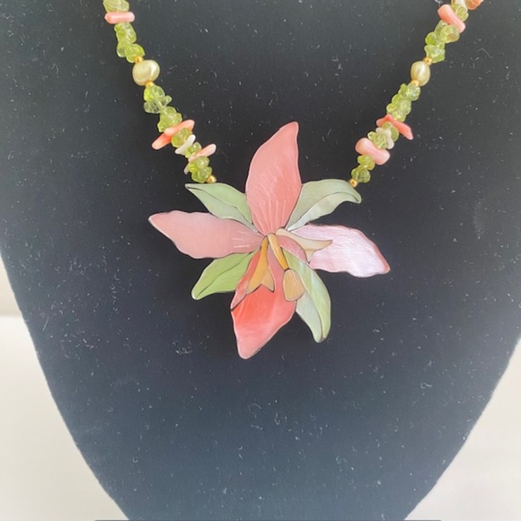 Lee Sands Hibiscus Flower Peridot Beaded Mother of Pearl Lucite Backed Necklace - Picture 2 of 6